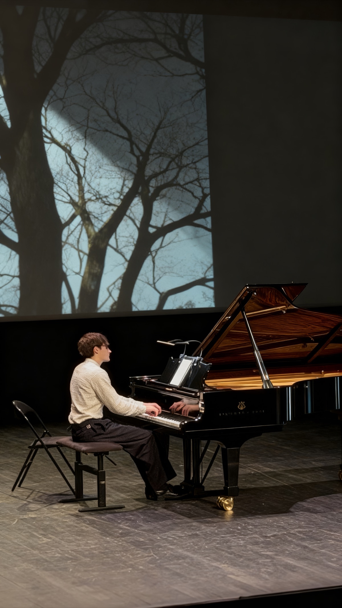 Émile Forest, pianiste, en concert au piano à queue Steinway